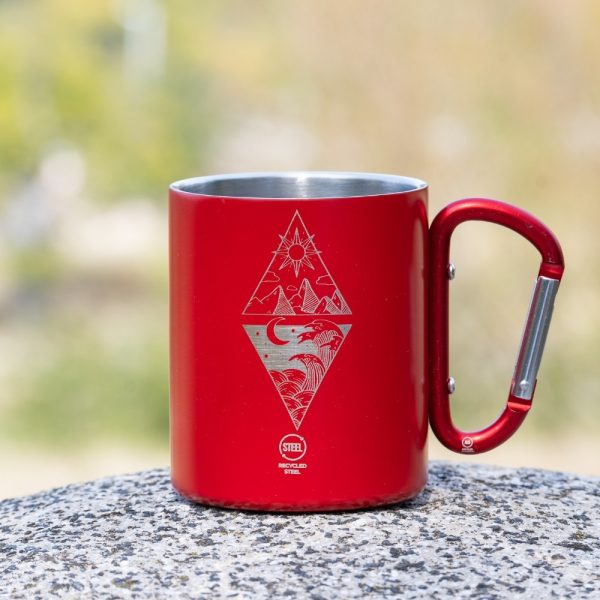 cherveno-kanche-za-planina red laser engraved metal mug with carabiner and geometric mountain and wave design made of recycled steel