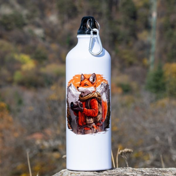 butilka-za-planina-detsa Large aluminum water bottle with a colorful illustration of a fox photographer standing in the mountains, with a carabiner attached to the cap.