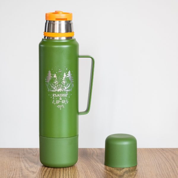 Green 1.2L metal thermos with handle, two cups and dishwasher-safe laser engraved design.