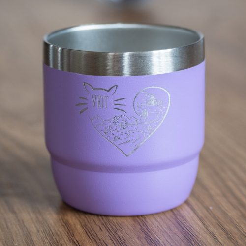 lilava-termo-chasha-za-kafe Purple mini insulated coffee cup with laser-engraved cat-themed heart and mountain design.