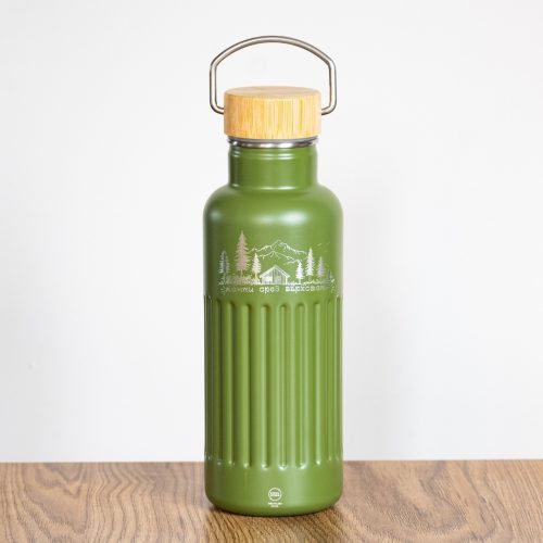 Green 500ml metal insulated bottle with bamboo lid and mountain laser-engraved design.