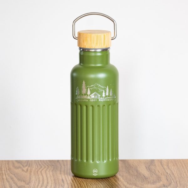 Green 500ml metal insulated bottle with bamboo lid and mountain laser-engraved design.
