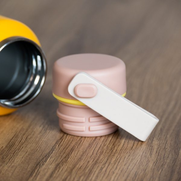 termos-kapachka-butilka-termo Close-up of pastel pink thermos lid with white foldable handle.