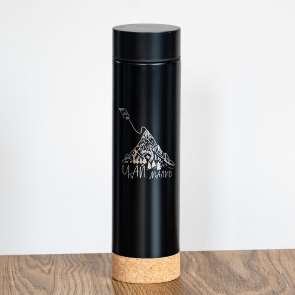 termos-s-cedka-za-chai Black thermos with tea infuser and cork bottom featuring a laser-engraved mountain design.