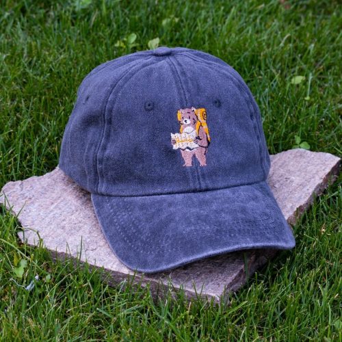 tamnosinya-vintidzh-beizbolna-shapka-100-pamuk-s-brodirana-mechka-turist Navy blue vintage cotton baseball cap with embroidered hiking bear design, washed finish and adjustable Velcro strap
