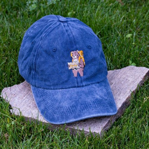 tamnosinya-vintidzh-beizbolna-shapka-100-pamuk-s-brodirana-mechka-turist Navy blue vintage cotton baseball cap with embroidered hiking bear design, washed finish and adjustable Velcro strap