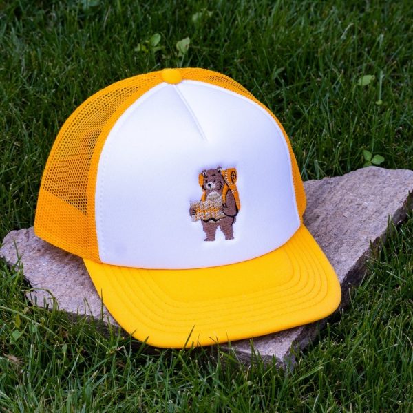 detska-zhalto-byala-shapka-s-mrezha-s-brodirano-meche-s-ranitsa Front view of yellow and white kids mesh cap made from durable material with embroidered hiking bear carrying a backpack.