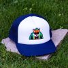 detska-byalo-tumnosinya-shapka-s-mrezha-s-brodirana-lisica-s-ochila Front view of white and navy blue kids mesh cap made from durable material with embroidered fox wearing sunglasses.