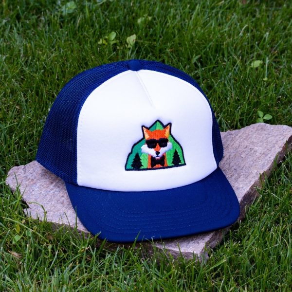 detska-byalo-tumnosinya-shapka-s-mrezha-s-brodirana-lisica-s-ochila Front view of white and navy blue kids mesh cap made from durable material with embroidered fox wearing sunglasses.