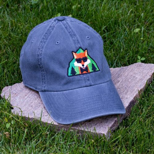 siva-vintidzh-beizbolna-shapka-organichen-pamuk-s-brodirana-lisitsa Grey vintage organic cotton baseball cap with embroidered fox wearing sunglasses, washed finish and adjustable metal buckle
