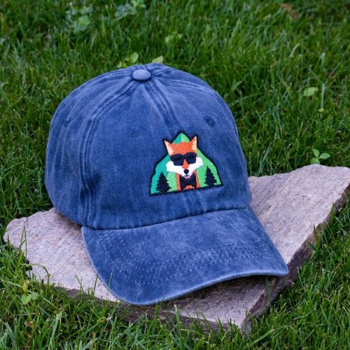 tamnosinya-vintidzh-beizbolna-shapka-100-pamuk-s-brodirana-lisitsa Navy blue vintage cotton baseball cap with embroidered fox wearing sunglasses, washed finish and adjustable Velcro strap