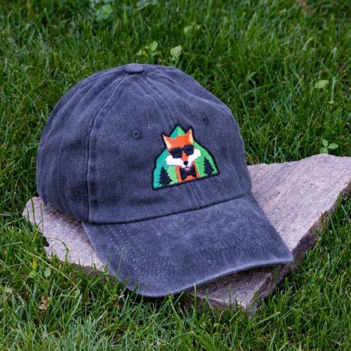 cherna-vintidzh-beizbolna-shapka-100-pamuk-s-brodirana-lisitsa Black vintage cotton baseball cap with embroidered fox wearing sunglasses, washed finish and adjustable Velcro strap