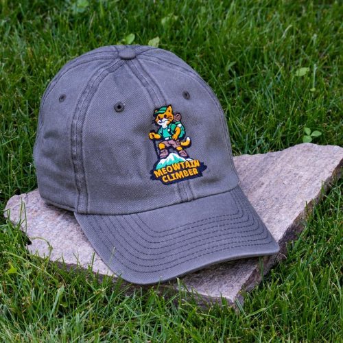 siva-vintidzh-beizbolna-shapka-organichen-pamuk-s-brodiran-kotarak-meowtain-climber Grey vintage organic cotton baseball cap with embroidered Meowtain Climber cat, washed finish and adjustable metal buckle