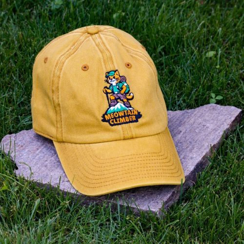 zhalta-vintidzh-beizbolna-shapka-organichen-pamuk-s-brodiran-kotarak-meowtain-climber Yellow vintage organic cotton baseball cap with embroidered Meowtain Climber cat, washed finish and adjustable metal buckle