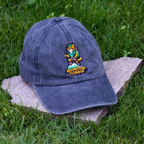 cherna-vintidzh-beizbolna-shapka-100-pamuk-s-brodiran-kotarak-meowtain-climber Black vintage cotton baseball cap with embroidered Meowtain Climber cat, washed finish and adjustable Velcro strap