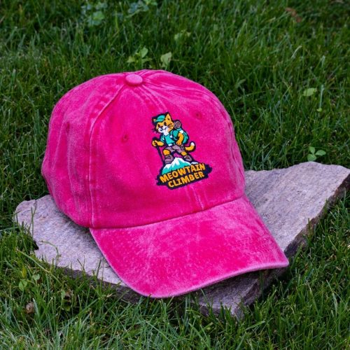 rozova-vintidzh-beizbolna-shapka-100-pamuk-s-brodiran-kotarak-meowtain-climber Pink vintage cotton baseball cap with embroidered Meowtain Climber cat, washed finish and adjustable Velcro strap