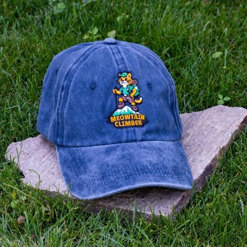 sinya-vintidzh-beizbolna-shapka-100-pamuk-s-brodiran-kotarak-meowtain-climber Blue vintage cotton baseball cap with embroidered Meowtain Climber cat, washed finish and adjustable Velcro strap