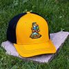 zhalta-trucker-shapka-ot-100-procenta-recikliran-micro-twill-s-kotarak-planinar Front view of yellow trucker cap made from 100% recycled micro twill with black mesh back and embroidered hiking cat