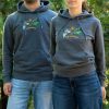 tumnosiv-uniseks-suitshart-s-kachulka-i-broderia-do-bezkraya Man and woman wearing dark grey unisex hoodies with embroidered mountain landscape and “До безкрая” design outdoors