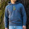 tumnosiv-uniseks-suitshart-s-kachulka-i-broderia-meowtain-climber-za-mazh Man wearing a dark grey unisex hoodie with embroidered “Meowtain Climber” cat mountain design outdoors