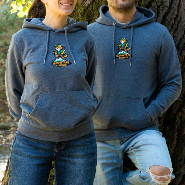 tumnosiv-uniseks-suitshart-s-kachulka-i-broderia-meowtain-climber Man and woman wearing dark grey unisex hoodies with embroidered “Meowtain Climber” cat mountain design outdoors