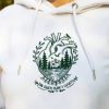 broderia-sartse-s-planinski-peizazh-varhu-byal-suitshart Close-up of embroidered anatomical heart with mountain landscape design on a white organic cotton hoodie
