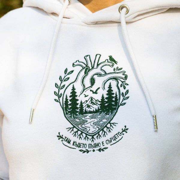 broderia-sartse-s-planinski-peizazh-varhu-byal-suitshart Close-up of embroidered anatomical heart with mountain landscape design on a white organic cotton hoodie