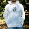 byal-uniseks-suitshart-s-kachulka-i-broderia-sartse-za-mazh Man wearing a white unisex hoodie with embroidered anatomical heart and mountain landscape design outdoors